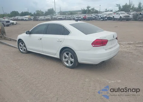 2013 Volkswagen Passat 2.5L Se z USA, uszkodzony, nr VIN 1VWBH7A37DC068249